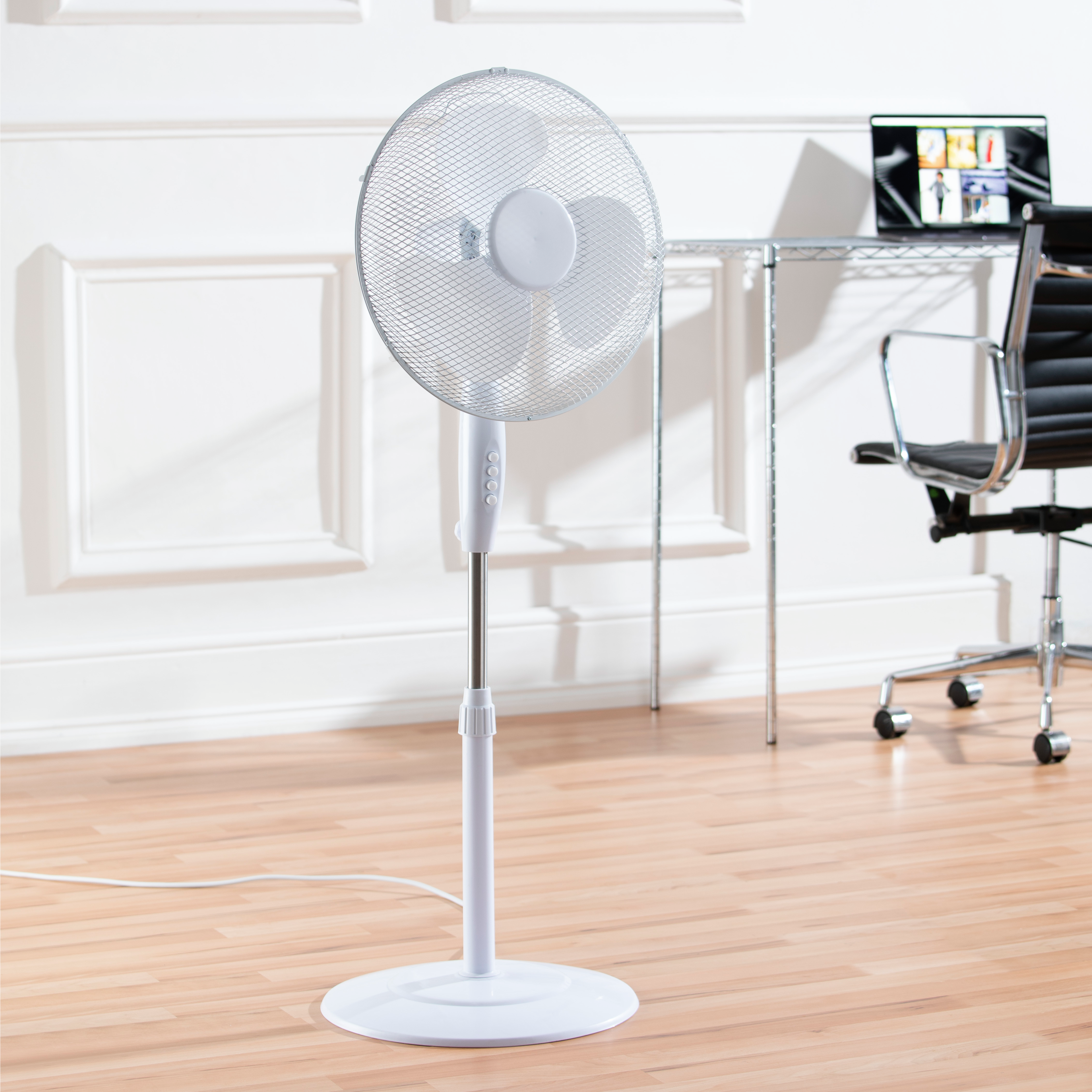 Daewoo 16" White Standing Fan