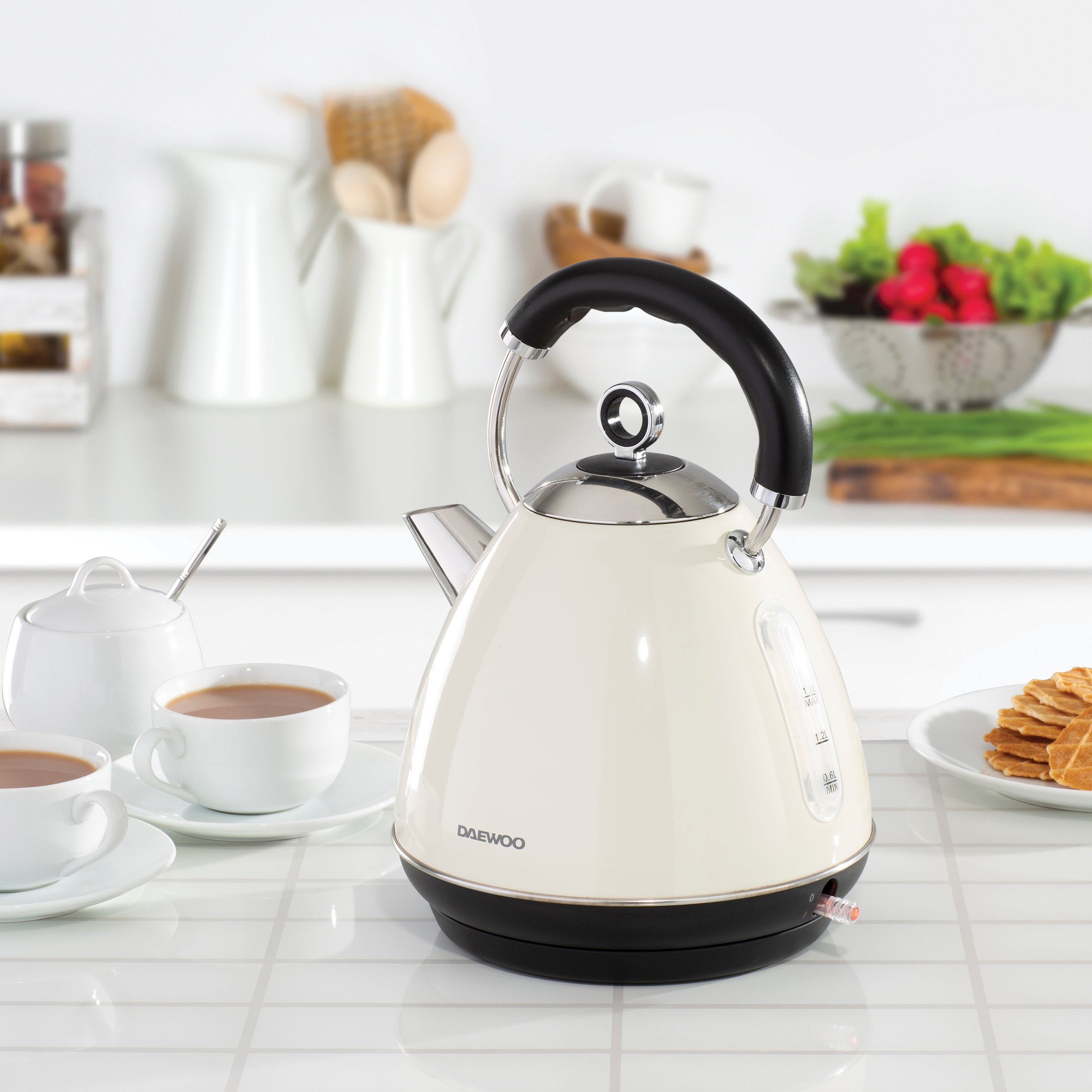 Daewoo Cream Kensington 1.7L Pyramid Kettle