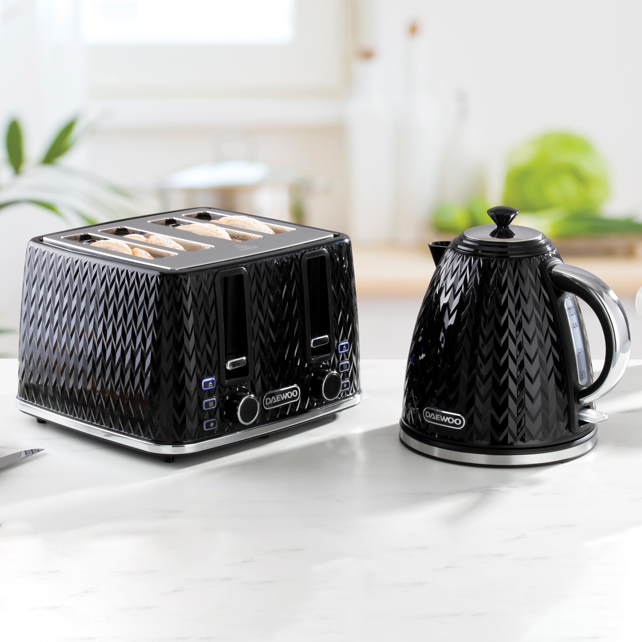 Daewoo Black Argyle Kettle & 4 Slice Toaster Set