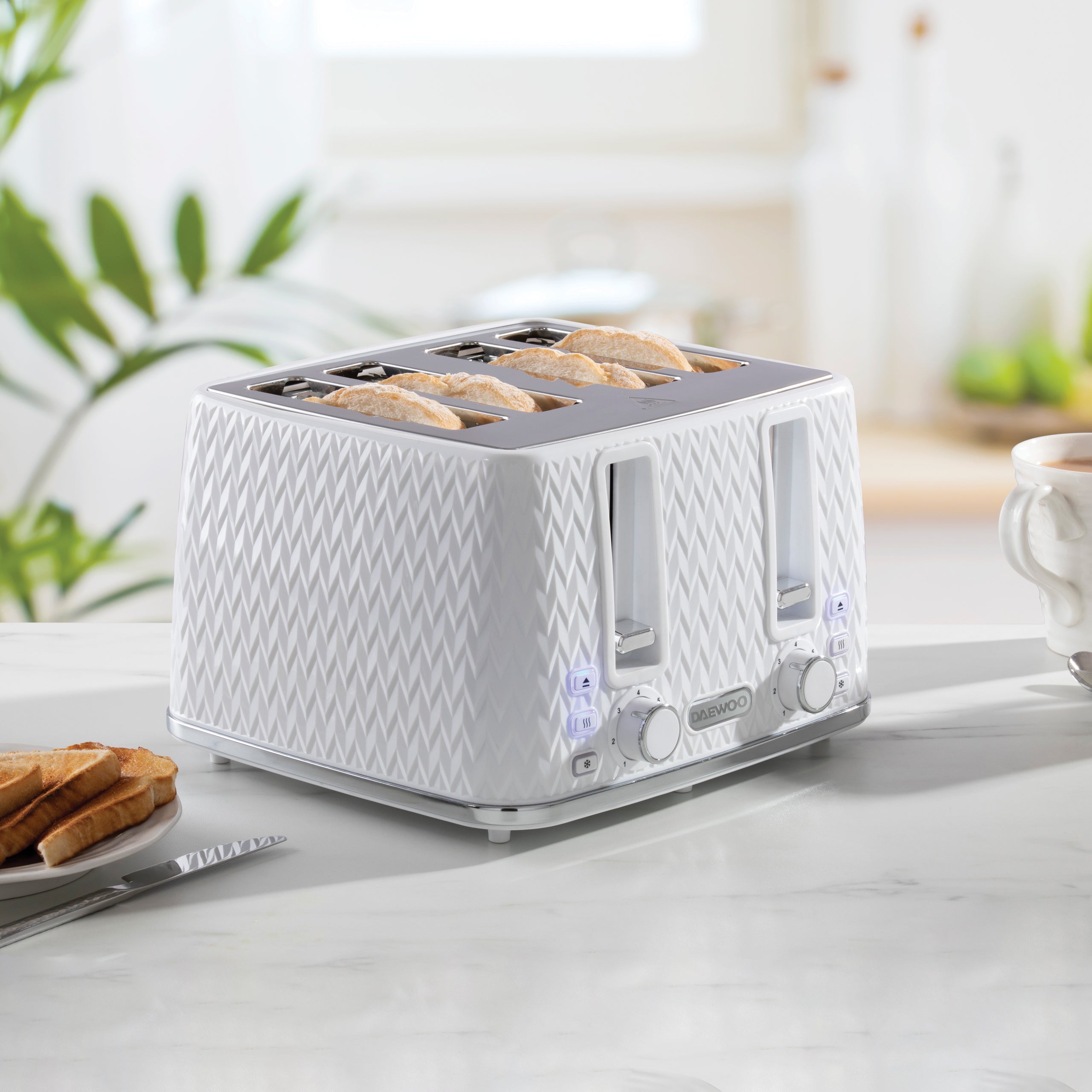 Daewoo White Argyle Kettle & 4 Slice Toaster Set