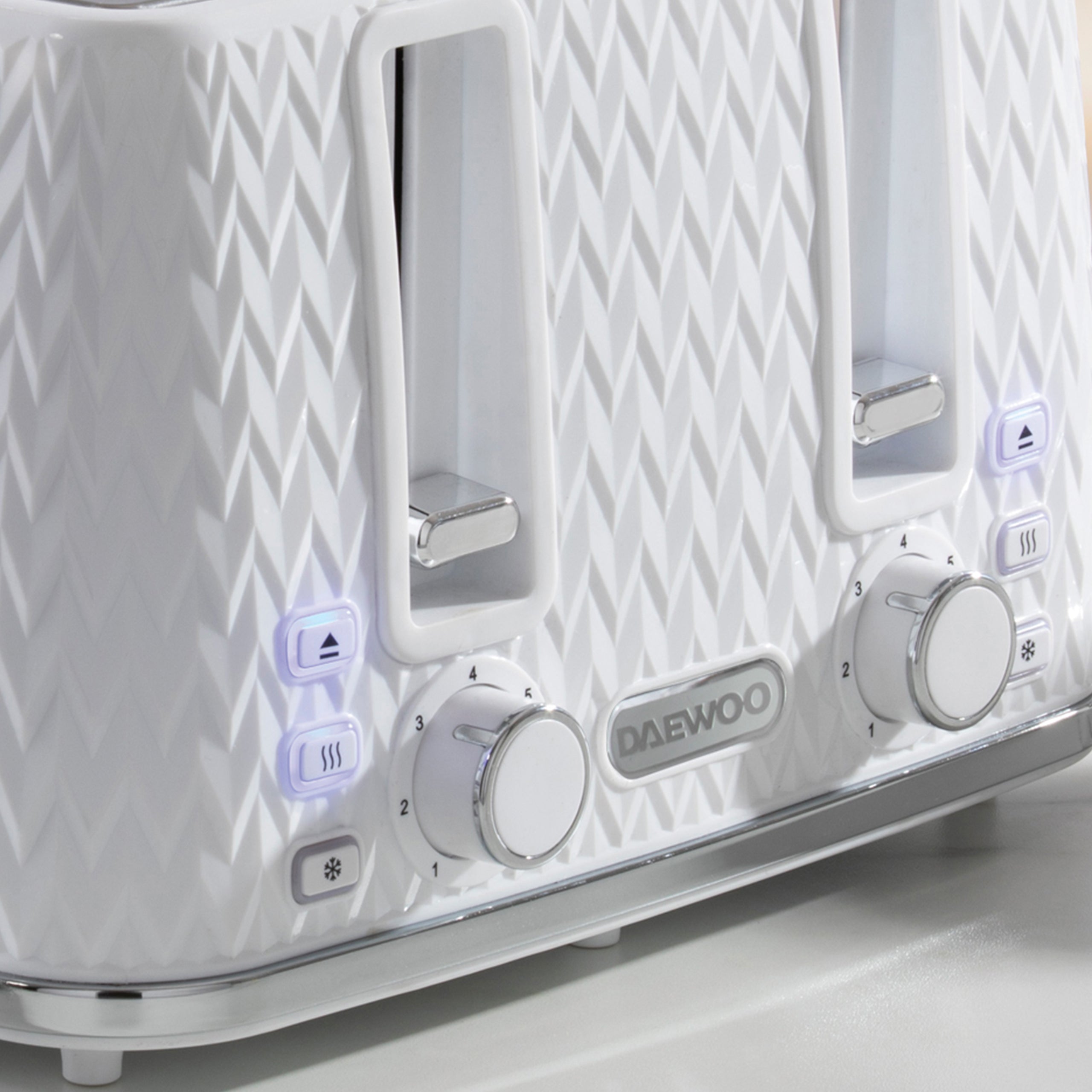 Daewoo White Argyle Kettle & 4 Slice Toaster Set