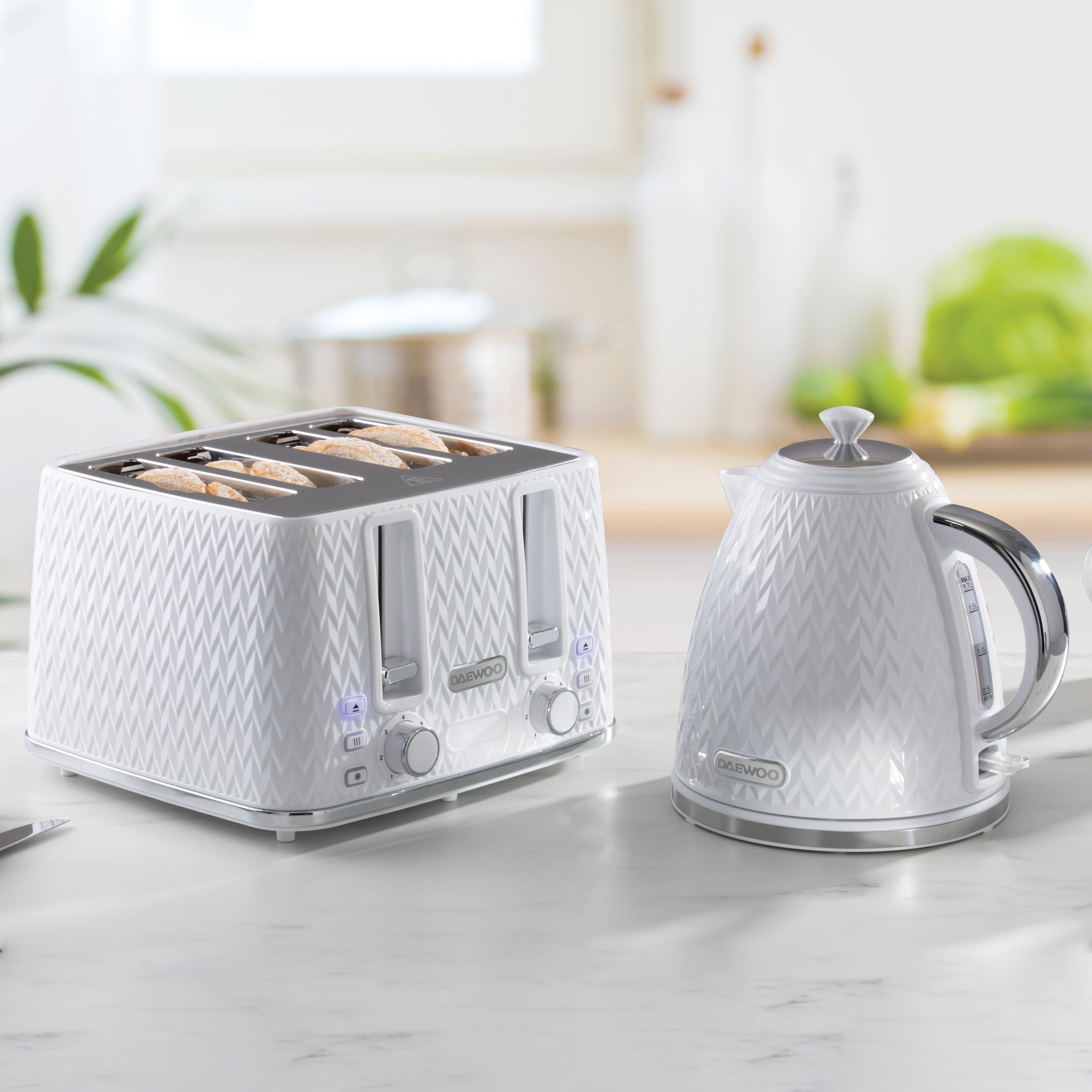 Daewoo White Argyle Kettle & 4 Slice Toaster Set