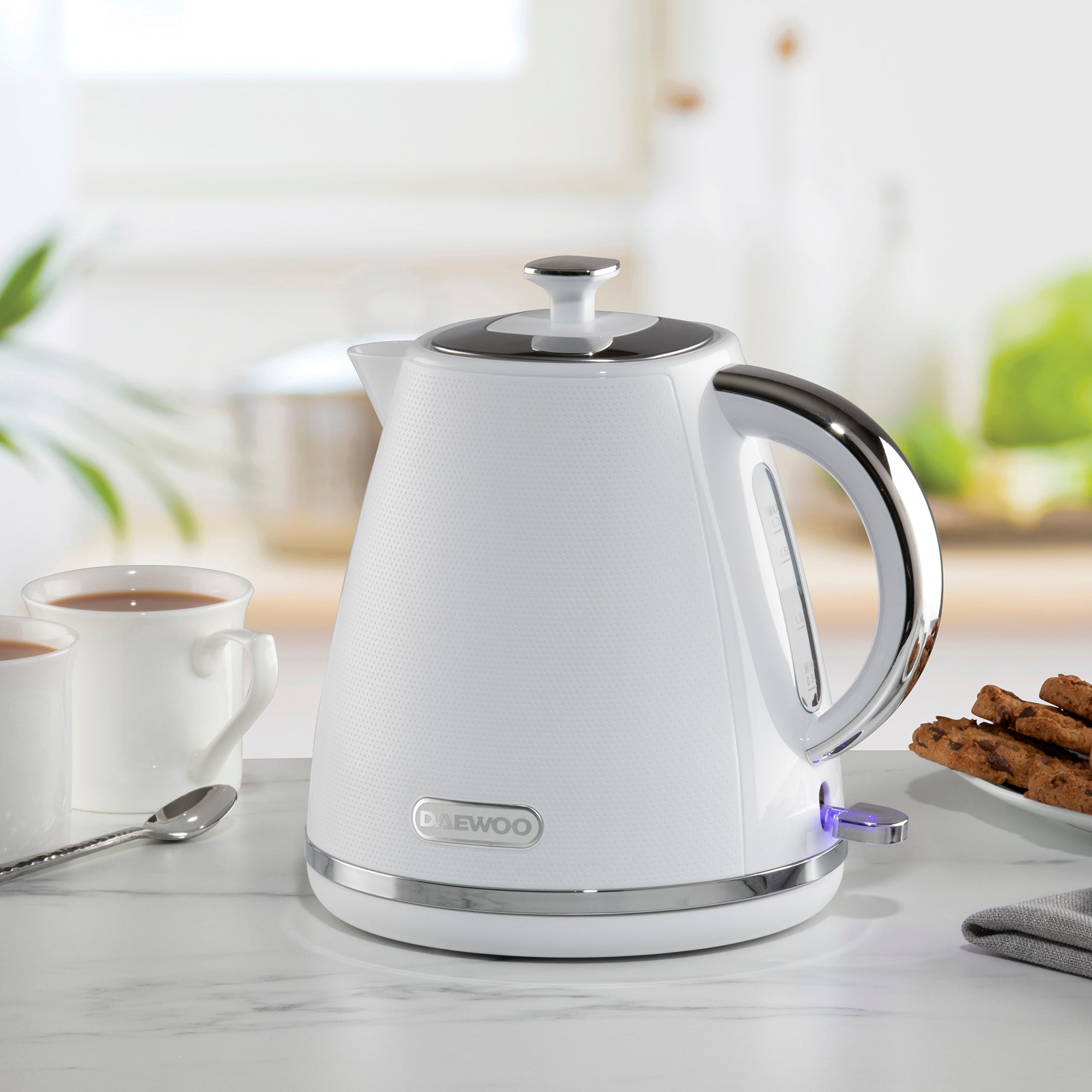 Daewoo White Stirling 1.7L Pyramid Kettle